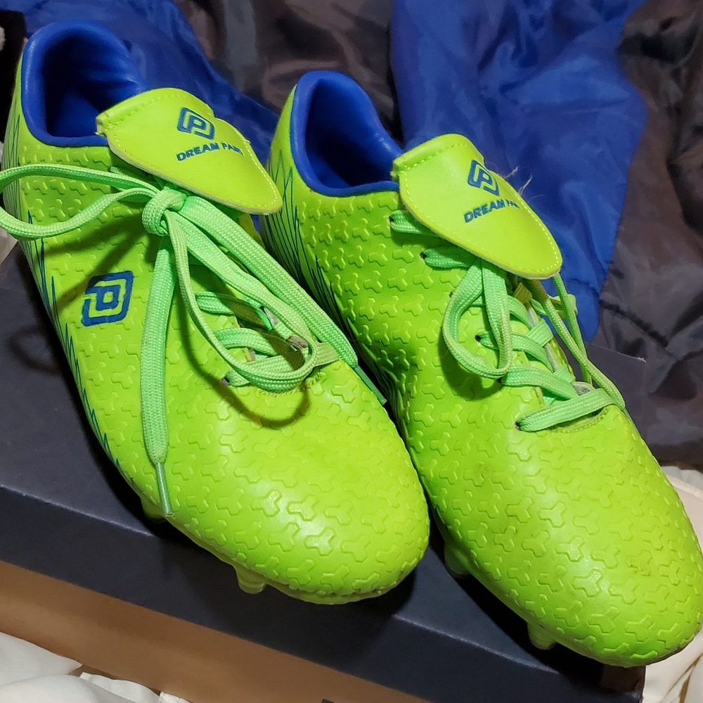 Size 7 Dream Pairs athletic cleats